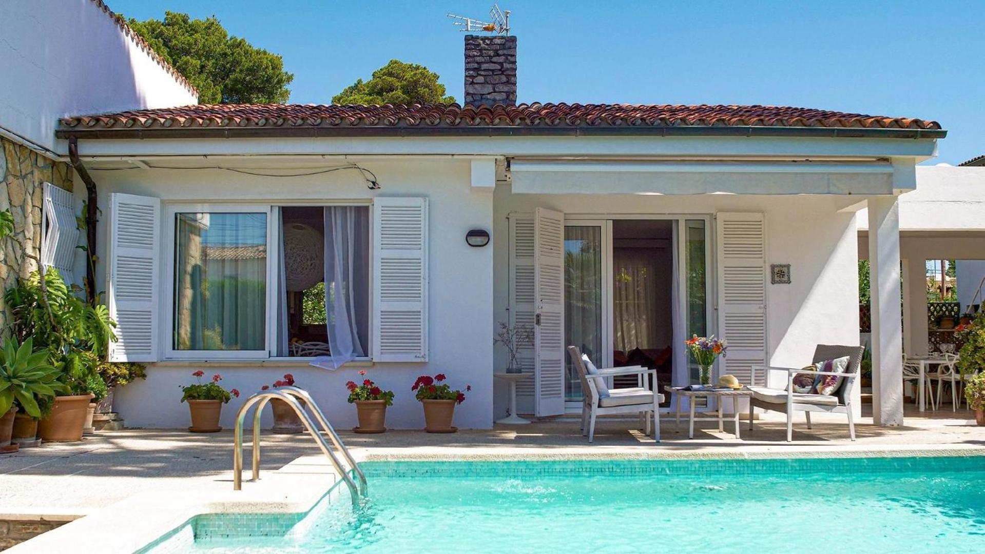 Holiday home Mit Garten, Sonnenterrasse Sowie Ueberdachter Terrasse Und Pool In Strandnaehe